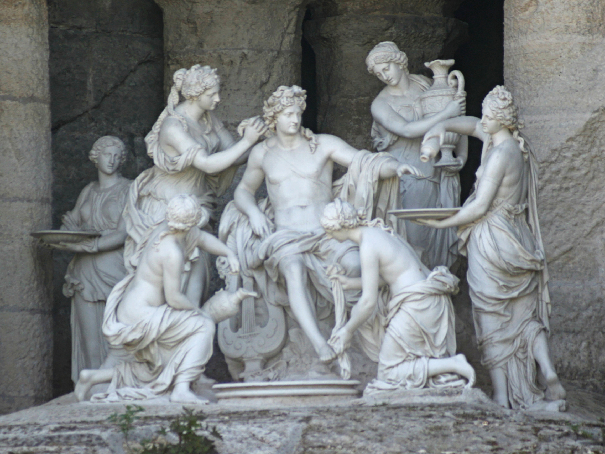 Apollon ve nympheler heykeli