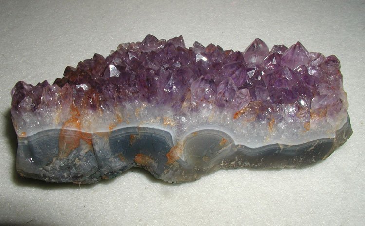 Kaya parçası üzerindeki ametist kristalleri, 13 cm (5in) uzunluğunda