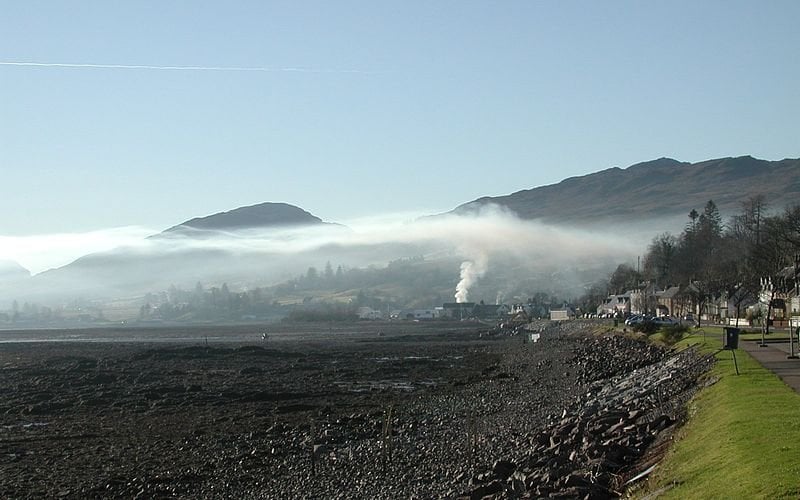 Lochcarron, İskoçyada yükselen duman, sıcak havanın üst katmanı tarafından durduruluyor.