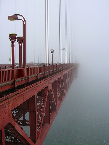 Adveksiyon sisi etkisindeki Golden Gate Köprüsü, San Francisco. Akdeniz ikliminin hakim olduğu ABD nin batı yakası kentlerinde yaygın görülen bir hava olayıdır.