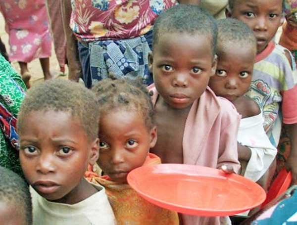 Afrikada kıtlık sonucu yemek yardımı bekleyen çocuklar.